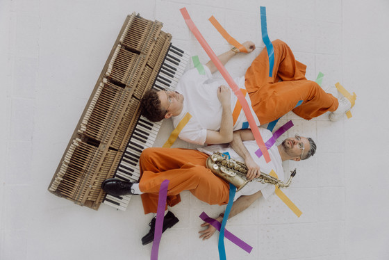 Das Musikerduo DUO STIEHLER / LUCACIU liegend mit einigen Instrumenten, Jubiläumskonzert Röthof, Suchttherapie, Sommerkonzert, Schmalkalden, Immanuel Diakonie Südthüringen Das Musikerduo DUO STIEHLER / LUCACIU liegend mit einigen Instrumenten