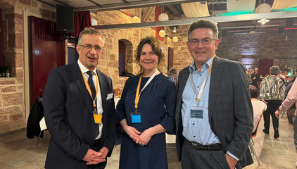 Frank Lehmann, Susanne Frank und der Vorsitzende des Aufsichtsrat der Immanuel Albertinen Diakonie, Jürgen Roß stehen nebeneinander und blicken in die Kamera beim Zusammenschluss von Diakonie Werratal und Immanuel Diakonie Südthüringen im Kressehof im Meininger Ortsteil Walldorf