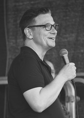 Andreas Mende spricht mit Mikrofon