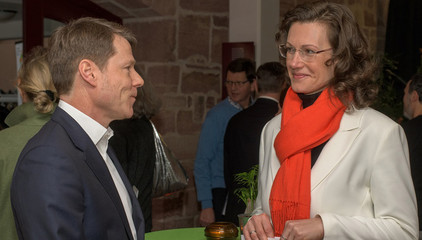 Konzerngeschäftsführer Dr. Thorsten Minuth im Gespräch mit der stellvertretenden Landrätin des Landkreises Schmalkalden-Meiningen, Susanne Reich, beim Zusammenschluss von Diakonie Werratal und Immanuel Diakonie Südthüringen im Kressehof im Meininger Ortsteil Walldorf