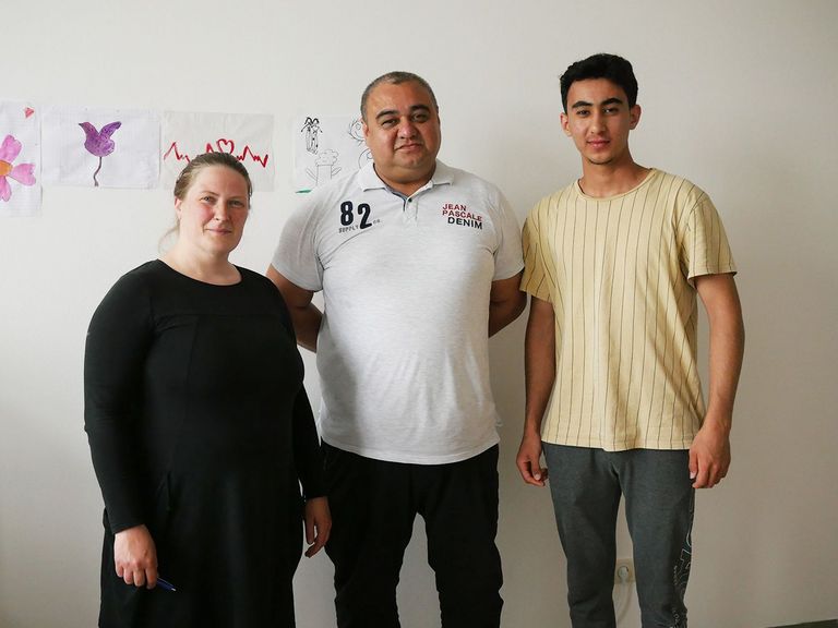 Immanuel Diakonie Südthüringen - Nachricht - Weltflüchtlingstag: „Das Warten macht die Menschen richtig fertig“ - Karoline Wagner mit Vater und Sohn der turkmenischen Familie Razwani aus Afghanistan