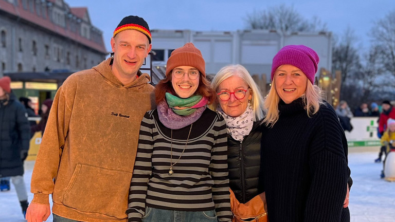 Zwei Mitarbeiterinnen und und zwei Bewohner des Immanuel Therapiezentrums Röthof auf der Eisbahn