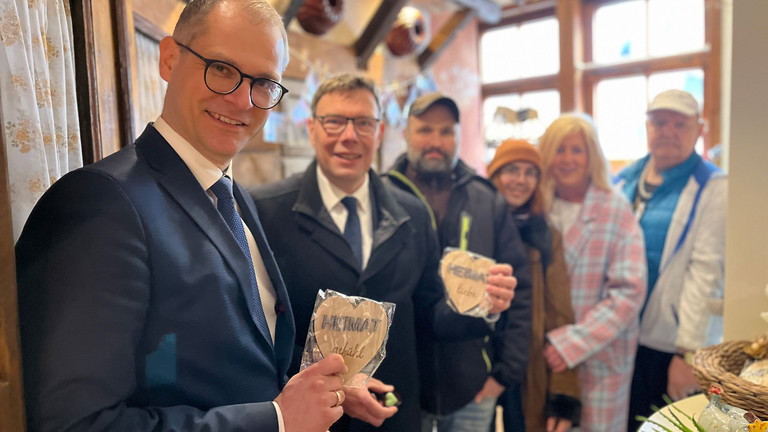 V.l.: Ehrenamtsbeauftragter der Thüringer Staatskanzlei Guntram Wothly, Bürgermeister der Stadt Schmalkalden, Thomas Kaminski, die Bewohner Daniel Gumpert und Flynn-Noah Dykof, Einrichtungsleiterin Diana Wolff und Bewohner Michael Leonhardt