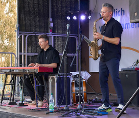 Musiker spielen auf der Bühne
