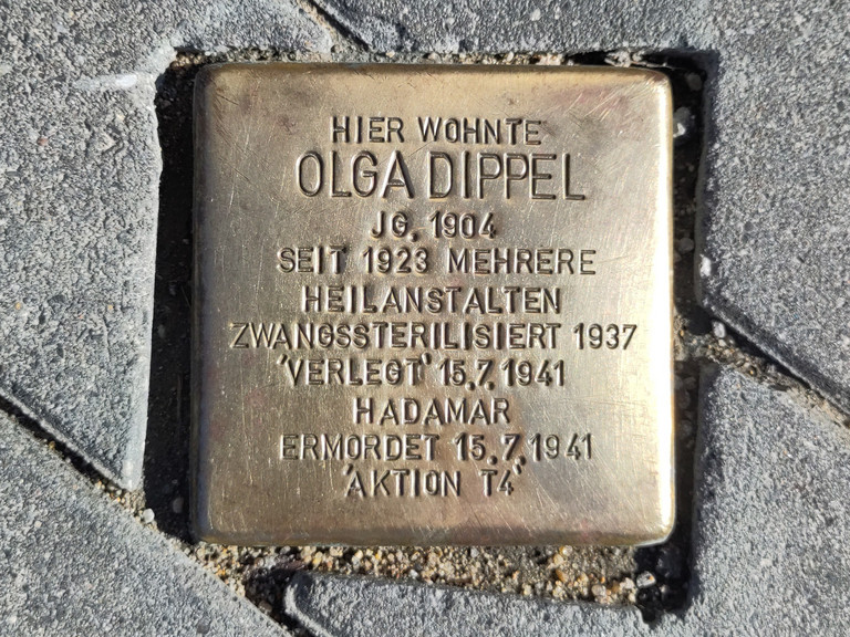 Stolperstein für Olga Dippel im Straßenpflaster eingelassen